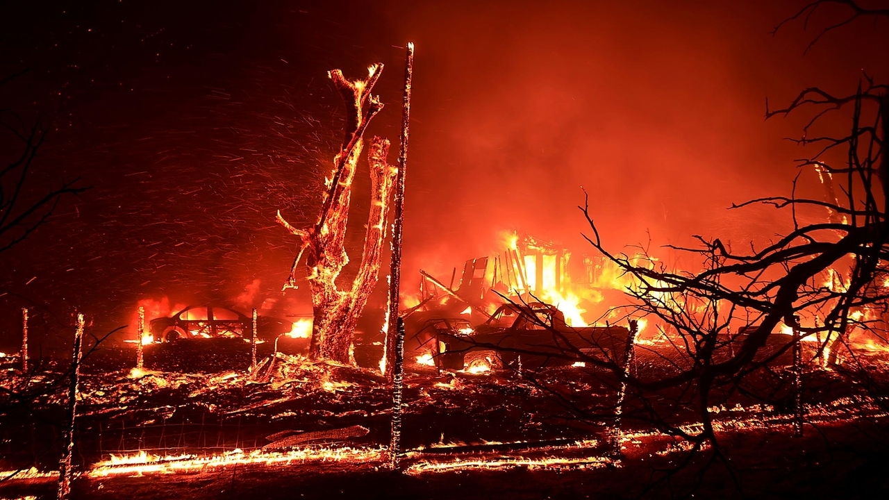 California fire scorches thousands of acres, prompts evacuations - Vimarsana News