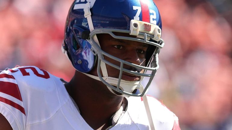 Osi Umenyiora warms up before a game against the San...