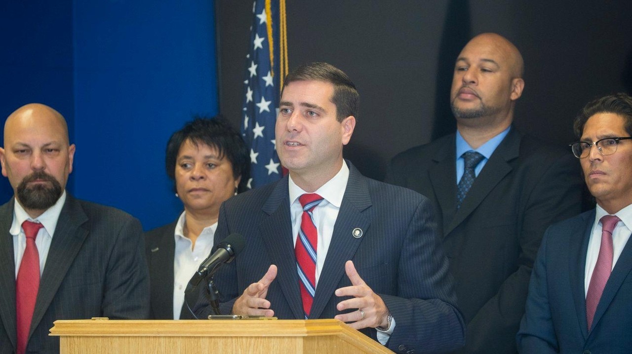 Suffolk police pilot program will help drug abusers get treatment - Newsday