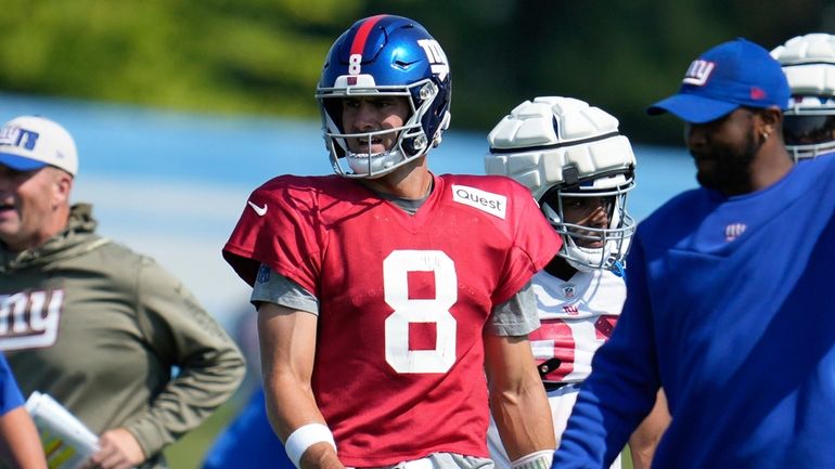 Daniel Jones connects with Darius Slayton for 29-yard catch and run