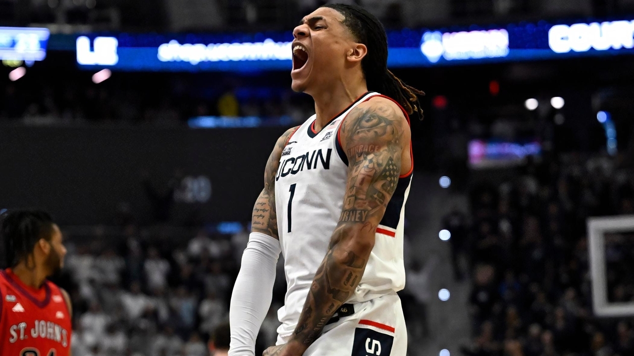 Reed powers No. 6 UConn to 72-40 rout against No. 15 St. John's - Newsday