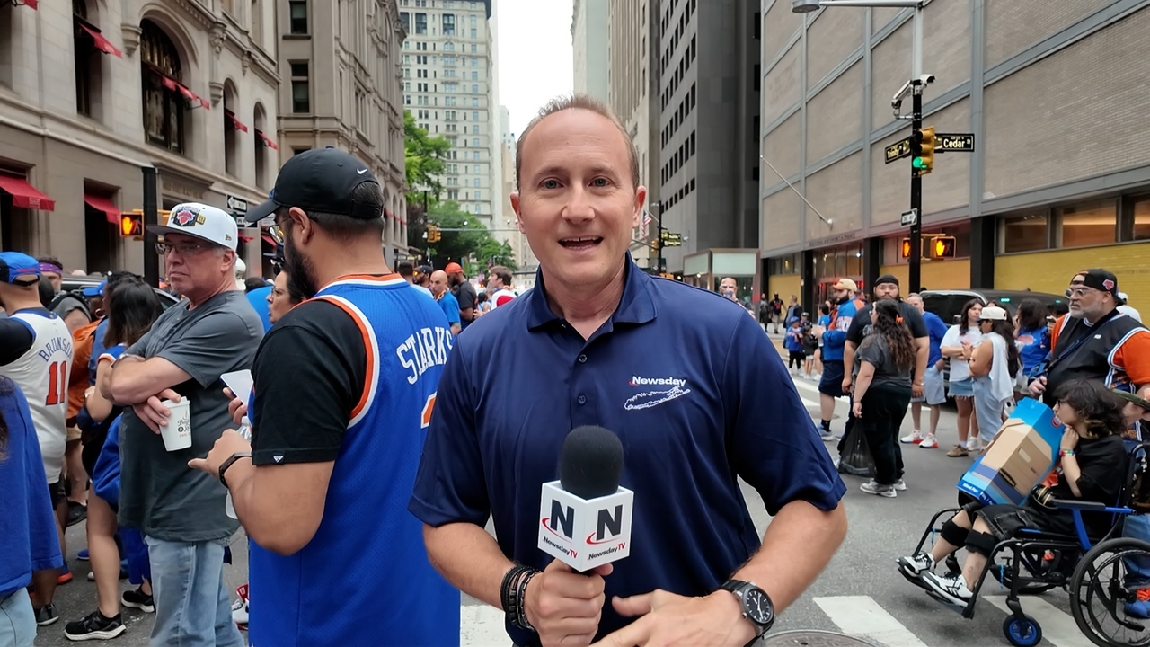 Fans gather for Knicks parade