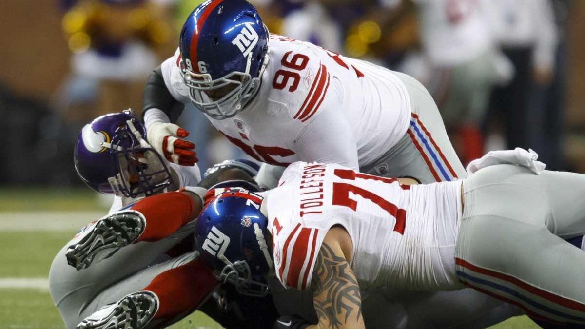 New York Giants defensive tackle Barry Cofield holds up a