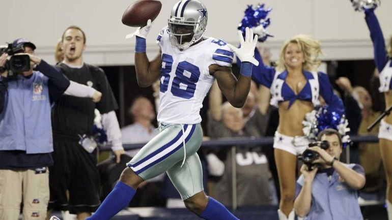 Dallas Cowboys' Dez Bryant scores a touchdown against the Giants...