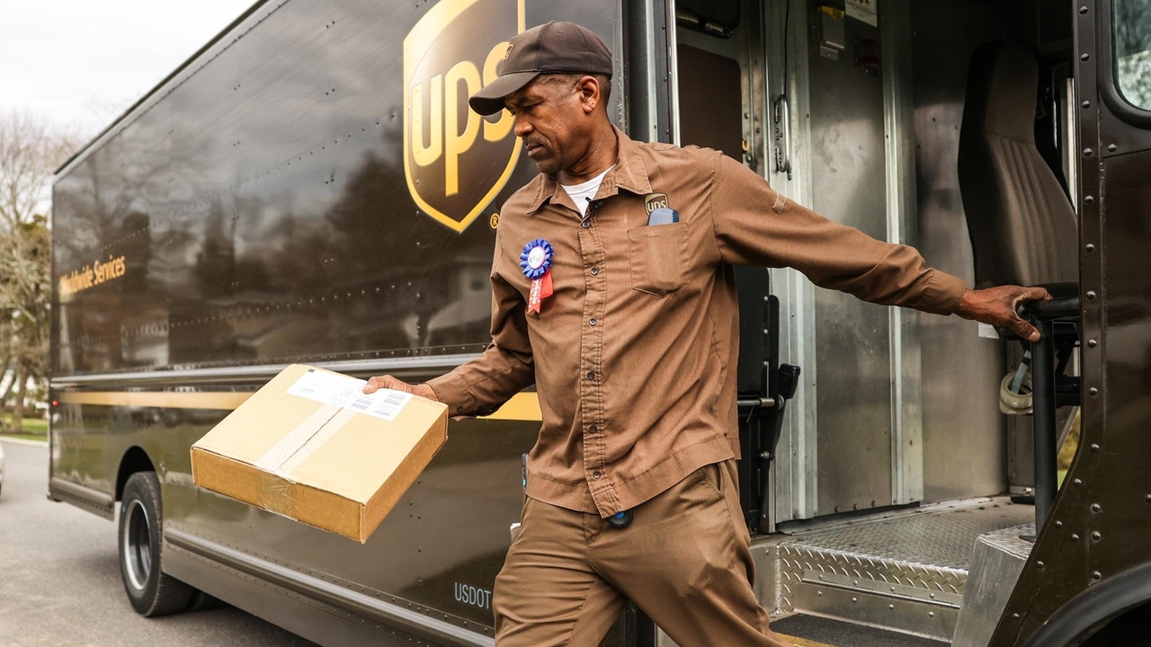 Smithtown residents salute retiring UPS driver Gregory Watkins Sr. who delivered packages (and hope) amid pandemic - Vimarsana News