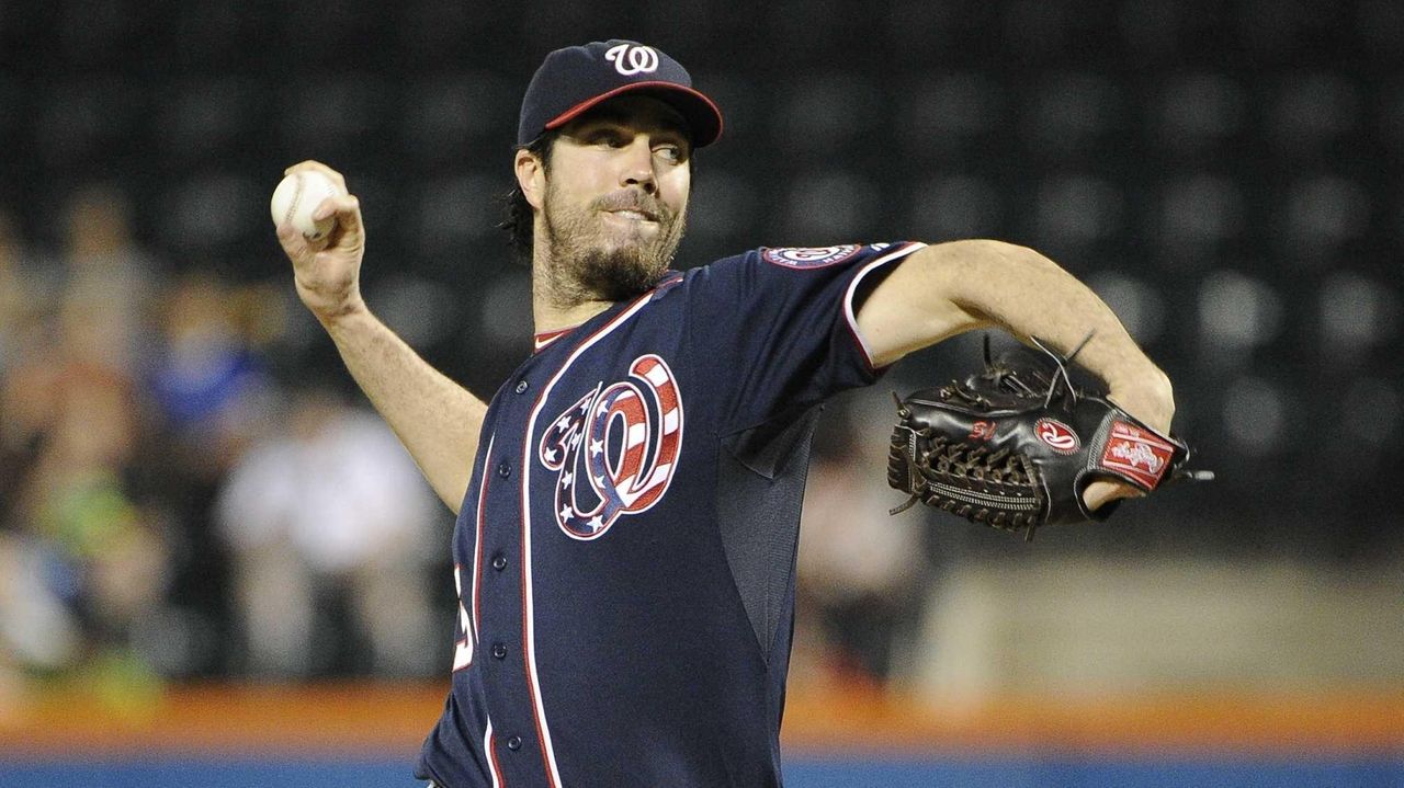 New York Mets pitcher Paul Wilson delivers a pitch in the the