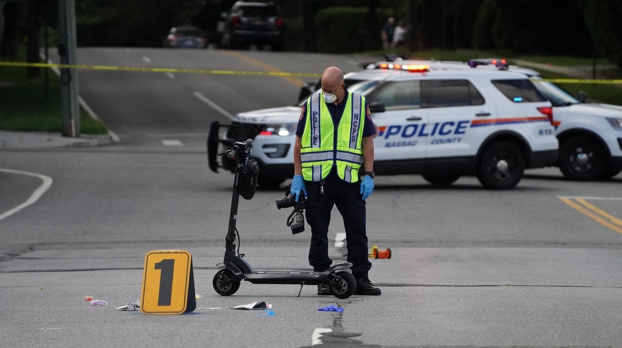 Man dies after falling off electric scooter in Great Neck, cops say ...