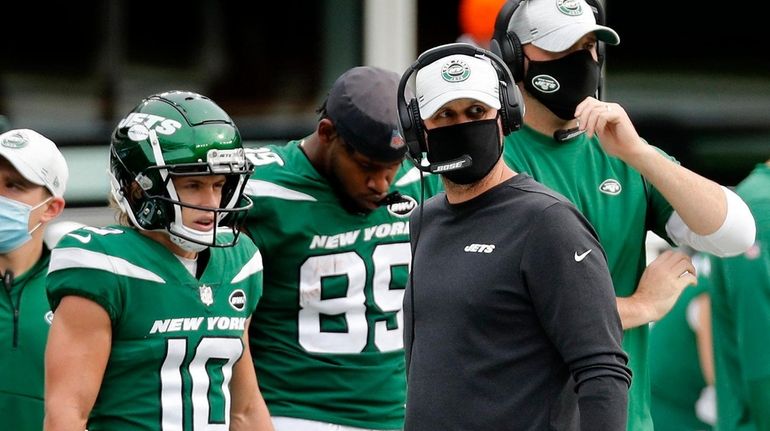 New York Jets tight end Trevon Wesco (85) runs with the ball in