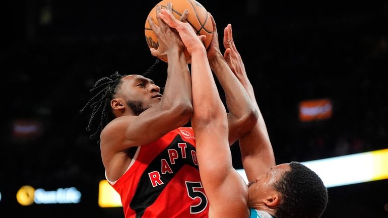 Charlotte Hornets forward Grant Williams, right, defends against Toronto Raptors...