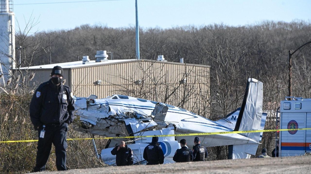 Pilot crashlands in small plane in Old Bethpage, Oyster Bay supervisor