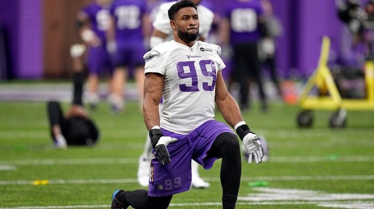 Vikings' Hunter is happy to be over the contract hump, for now, and get  back to practice