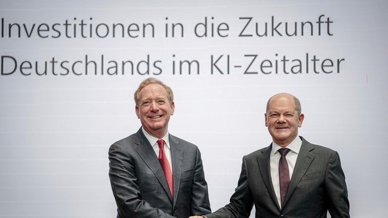 Federal Chancellor Olaf Scholz, right, and Vice Chair and President...