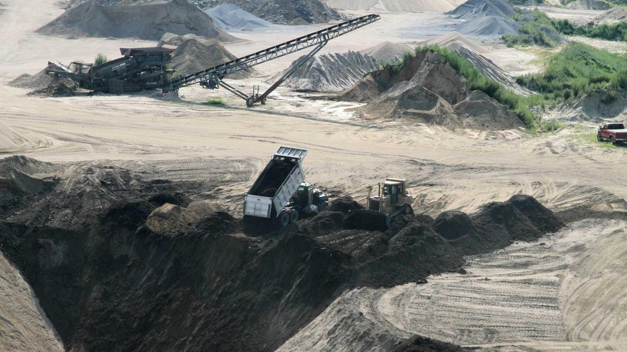 State probes sandgravel mine in Hamptons Newsday