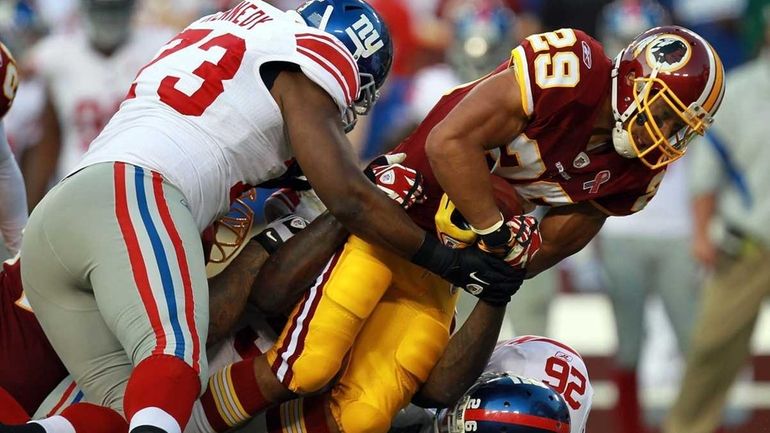 Roy Helu #29 of the Washington Redskins runs the ball...