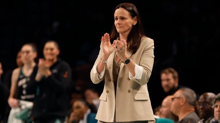 Liberty head coach Sandy Brondello reacts in the second quarter...