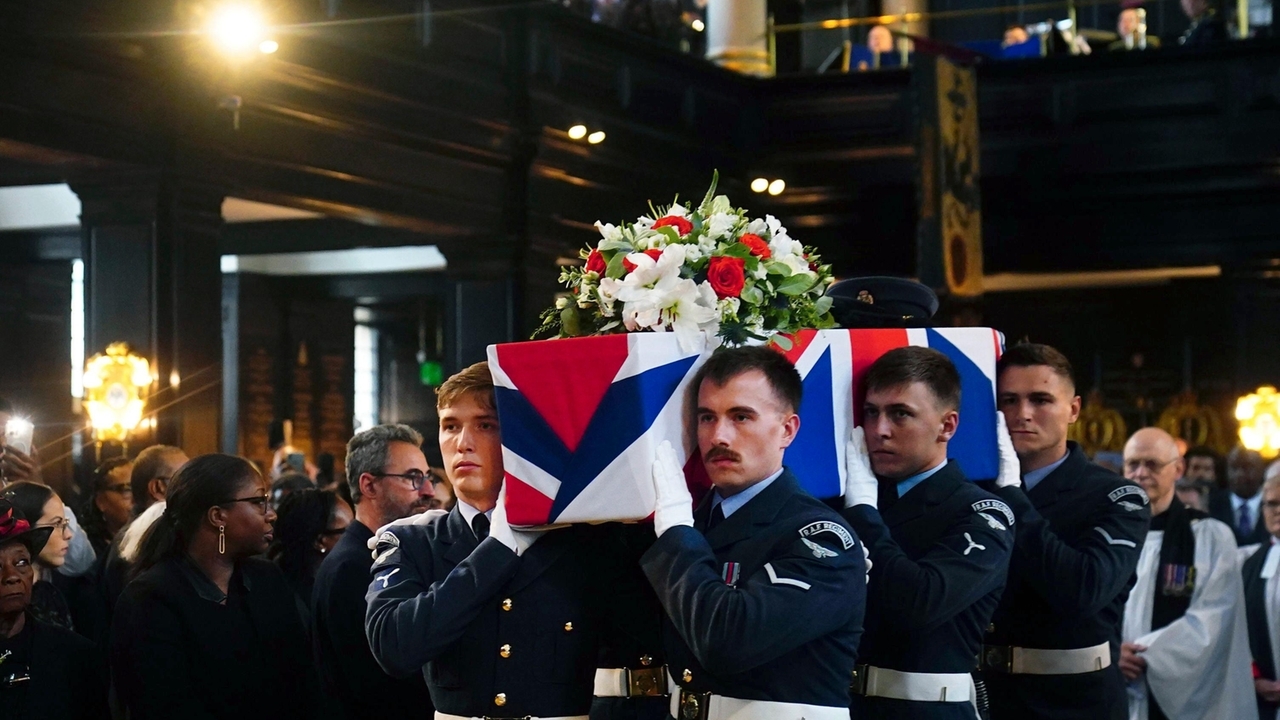 Strangers pay tribute at burial for Jamaican WWII vet who volunteered in Britain's hour of need - Vimarsana News