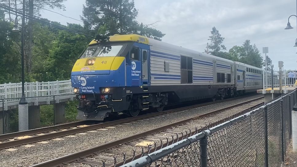 Officials and residents call for expanded electrification on LIRR's