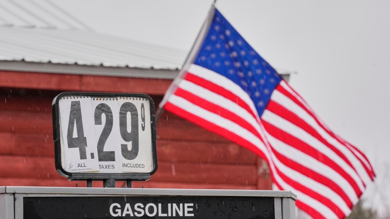 Gas prices eclipse $4 a gallon in the US, the highest since 2022 - Newsday