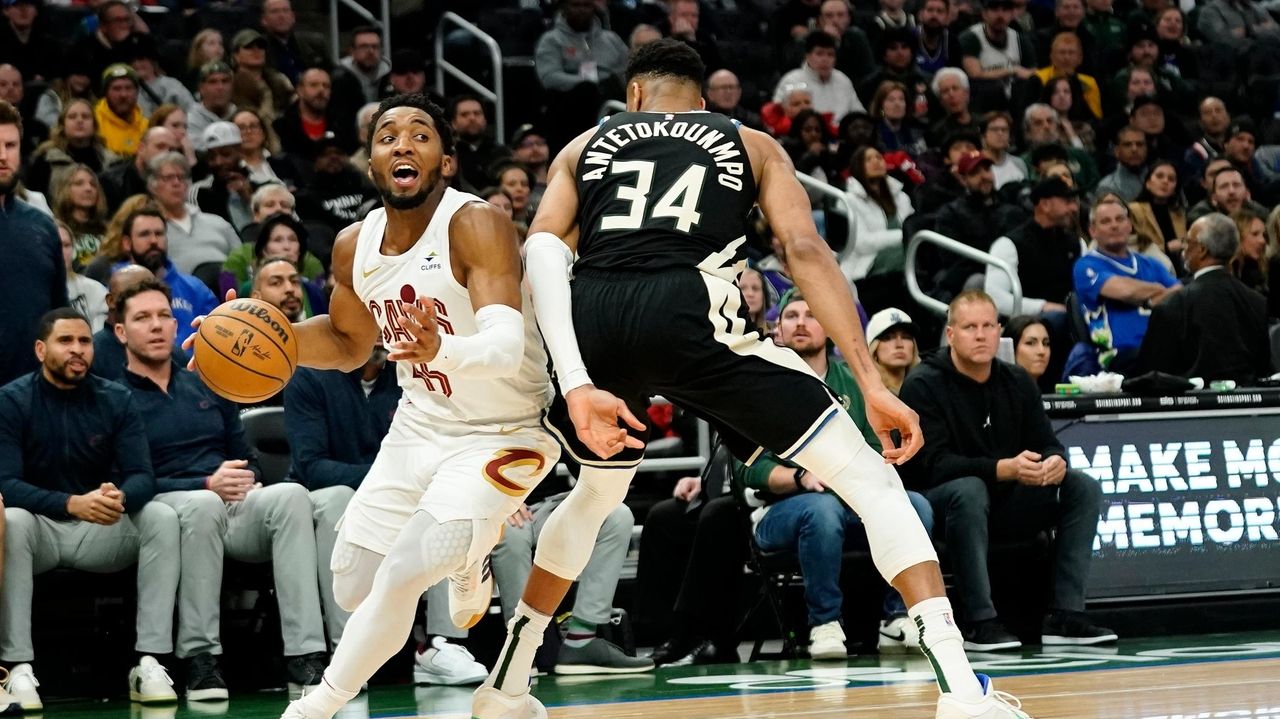 Mitchell scores 32 as Cavs beat Bucks 112100 for 9th win in last 10