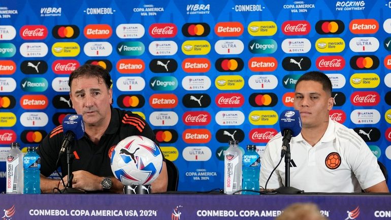 Colombia head coach Nestor Lorenzo, left, and midfielder Juan Fernando...