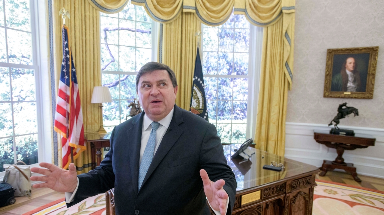 A replica Oval Office near the White House just got a Trump makeover ...
