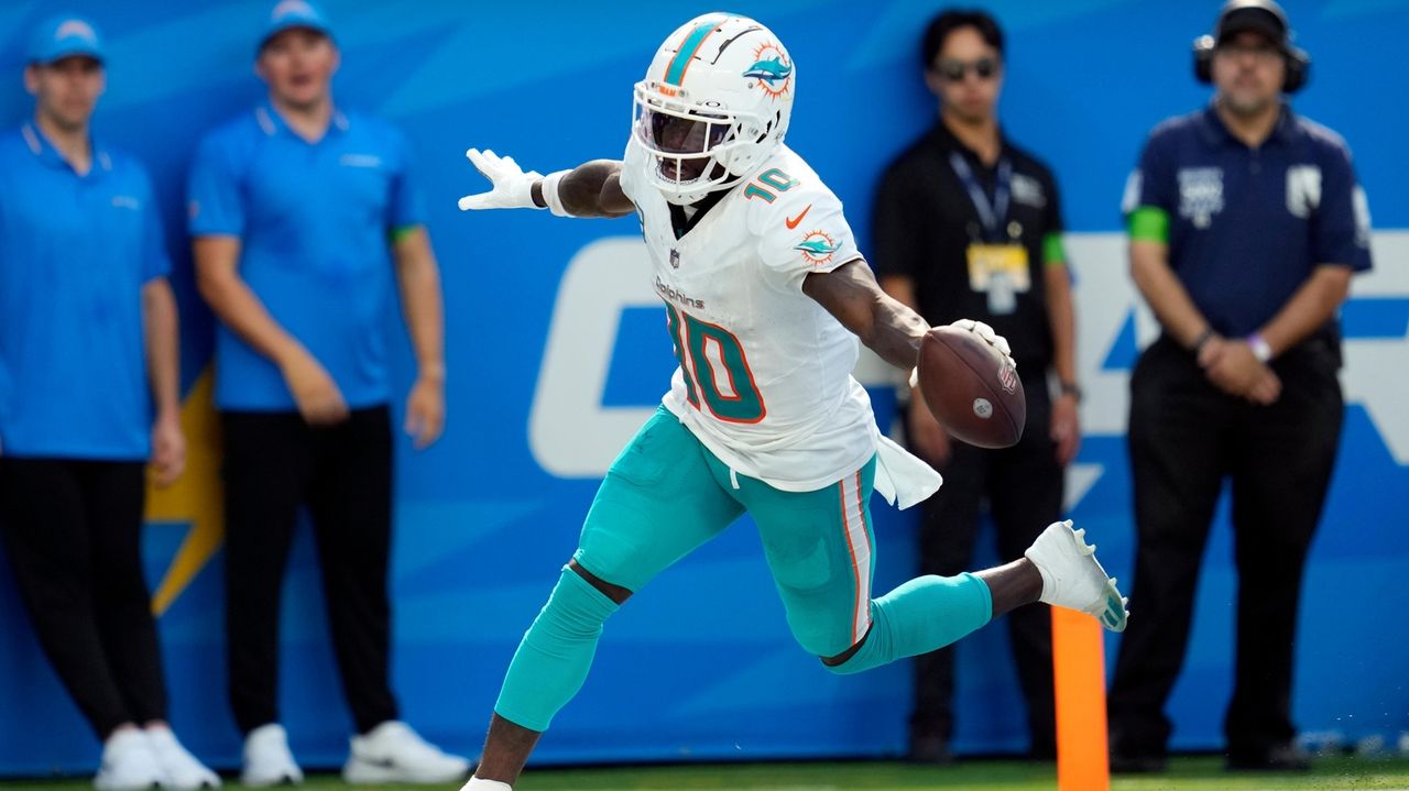 Extra work and familiarity with the Dolphins' system are helping Tyreek Hill  excel