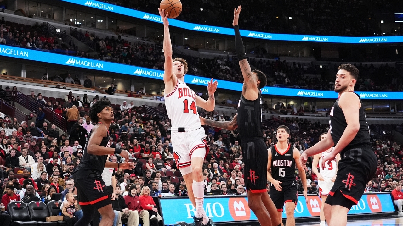 Bulls race to 20-point lead in 1st quarter, hang on to beat the Rockets ...