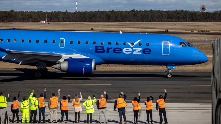 Breeze Airways gets ready for takeoff from Long Island MacArthur...