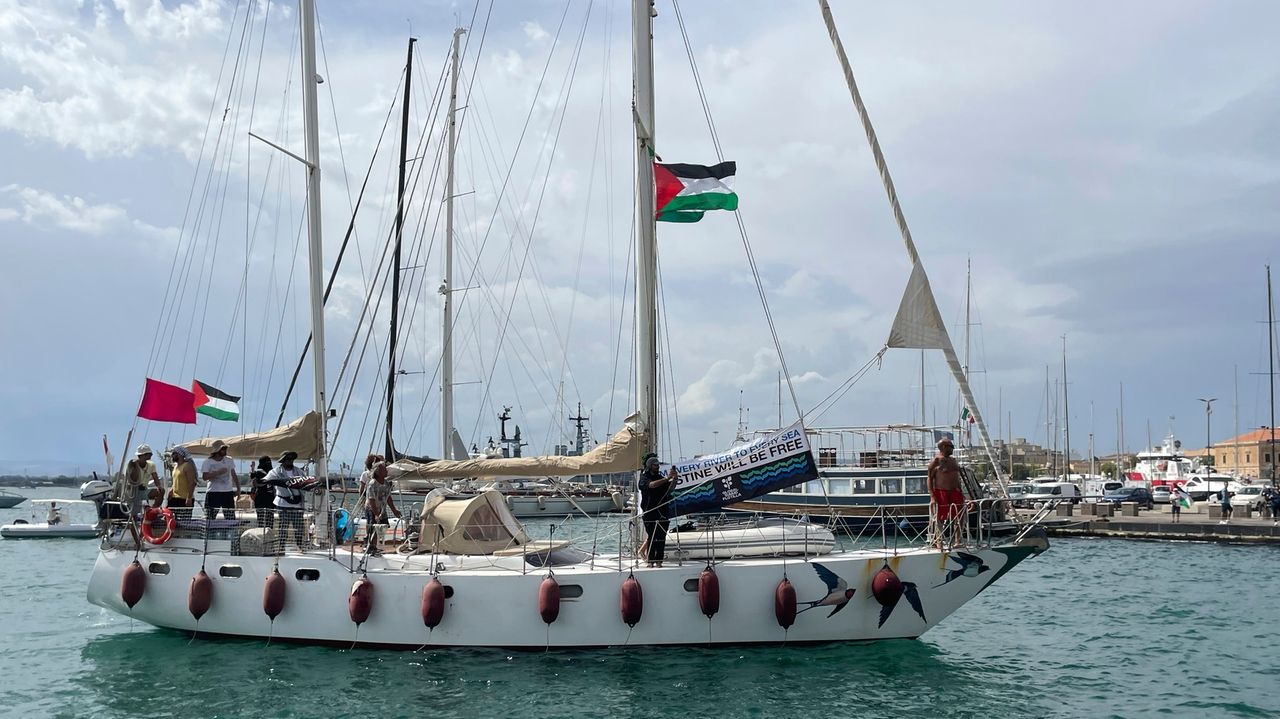 A news headline about sailing activism
