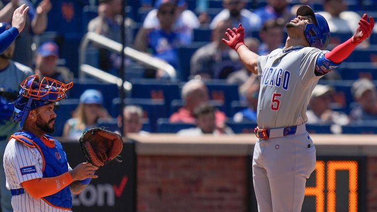 New York Mets catcher Omar Narváez, left, watches as Chicago...