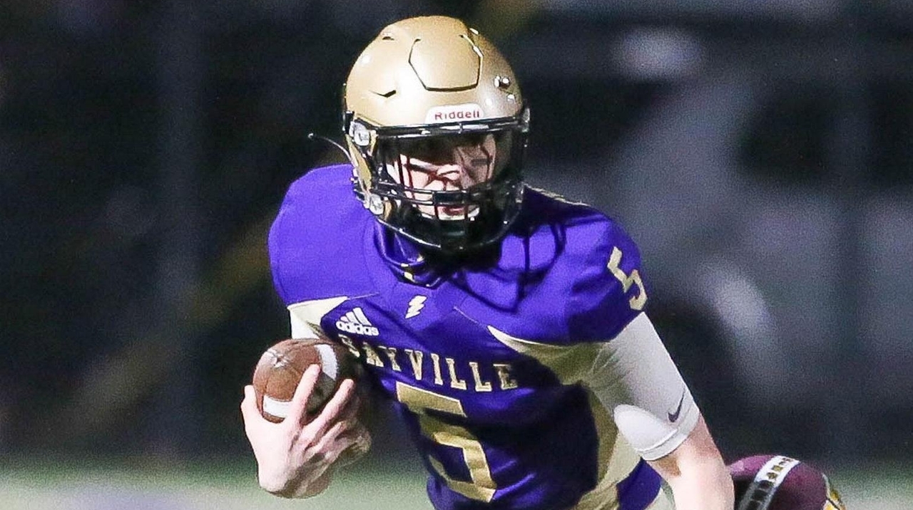 Jack Cheshire leads Sayville to dominating win with four TD passes