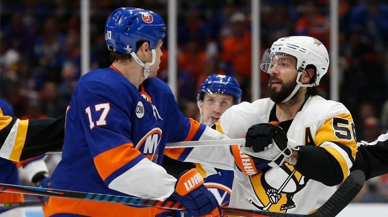 Islanders left wing Matt Martin (17) and Penguins defenseman Kris...