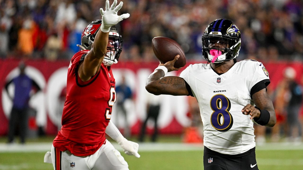 Lamar Jackson throws for 281 yards, 5 TDs to lead streaking Ravens to
