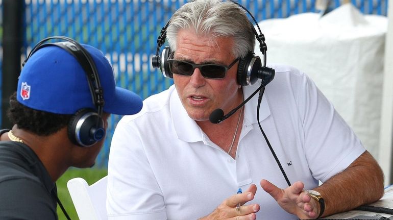 WFAN radio host Mike Francesa talks to New York Giants...