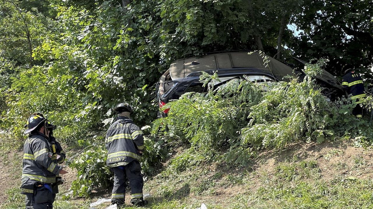 Police: Three children injured in accident on Southern State in Franklin Square