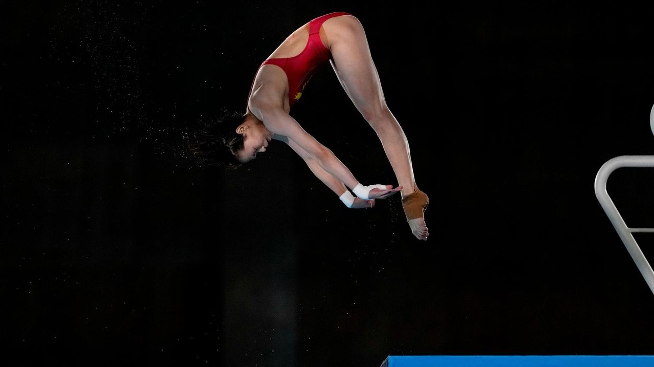 Quan Hongchan of China opens with perfect 10, then wins gold on the 10