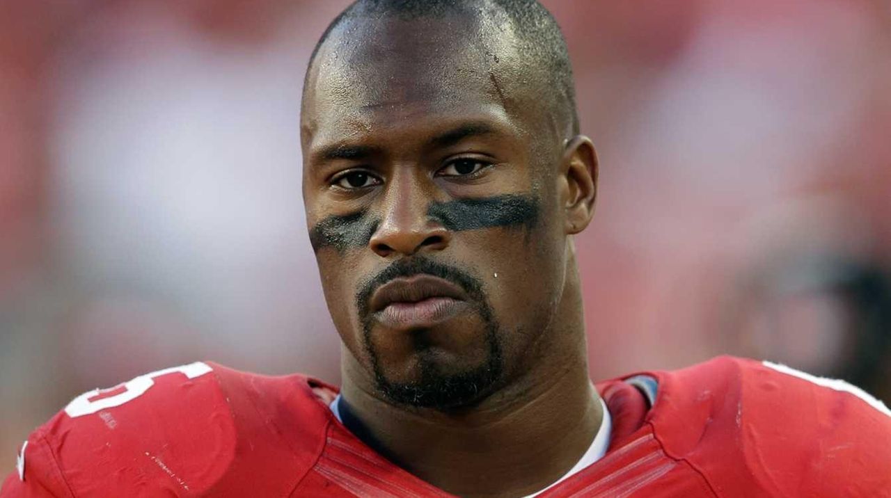 Broncos acquire TE Vernon Davis from 49ers for draft picks