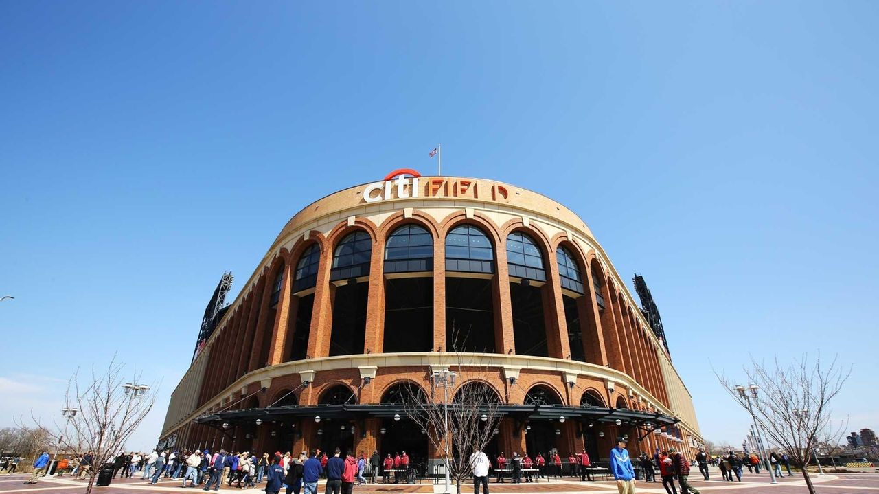 Fan falls over Citi Field outfield wall, interrupts Mets vs