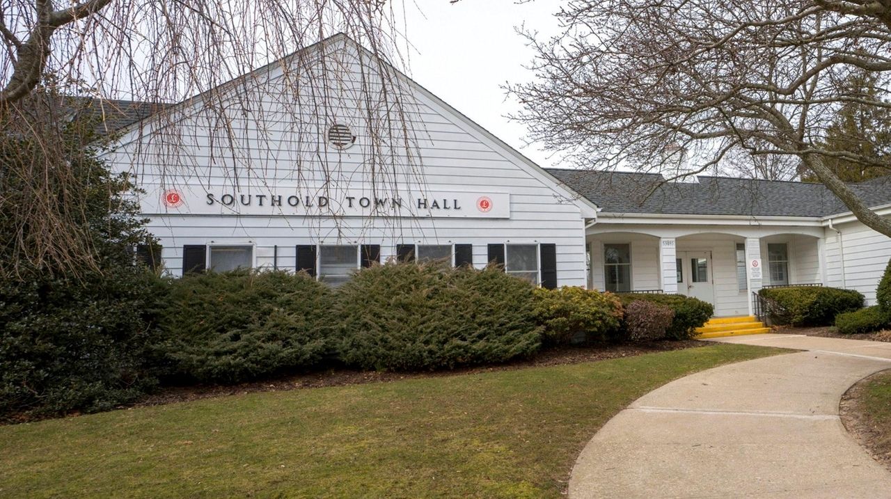Southold Town Board passes police reform plan despite dissenting votes
