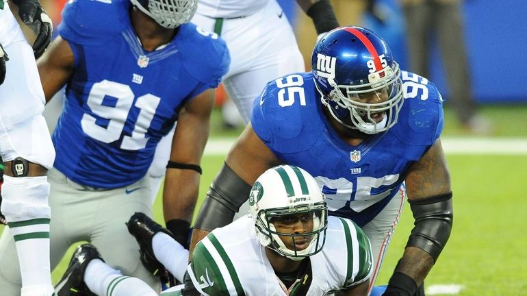 Giants defensive end Justin Tuck, left, and defensive tackle Shaun...