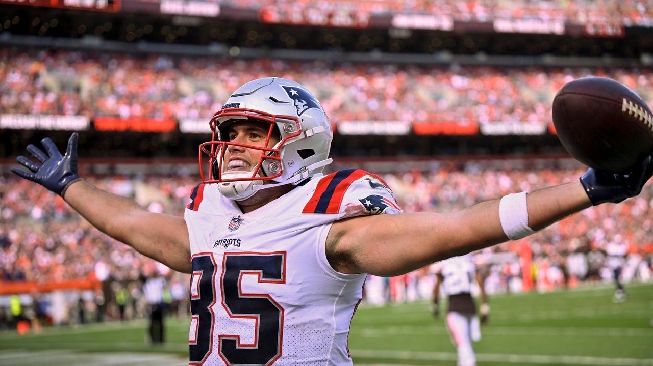 Patriots bury Browns, Belichick ties Halas