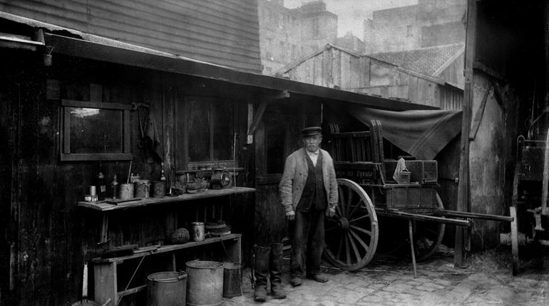 Hunter of sewer rats, the Father Dayoe in Paris, 1900.