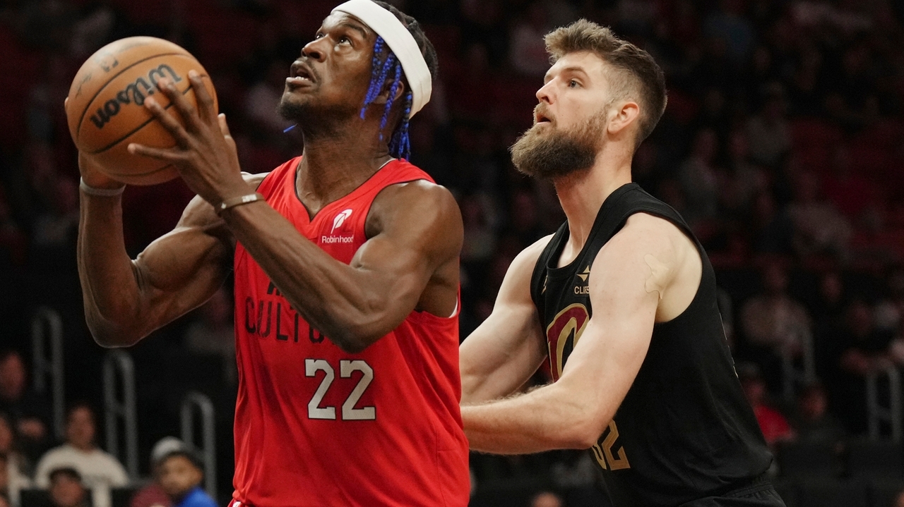 Jimmy Butler turns ankle, then leaves HeatThunder game with illness