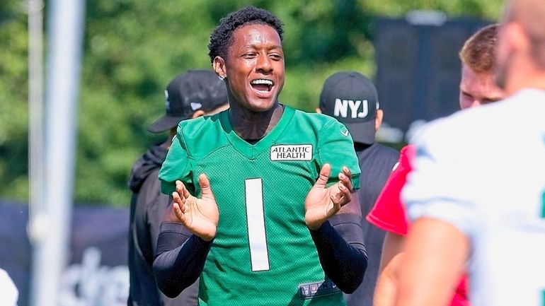 Jets' Sauce Gardner fulfills a promise to his mother and walks the