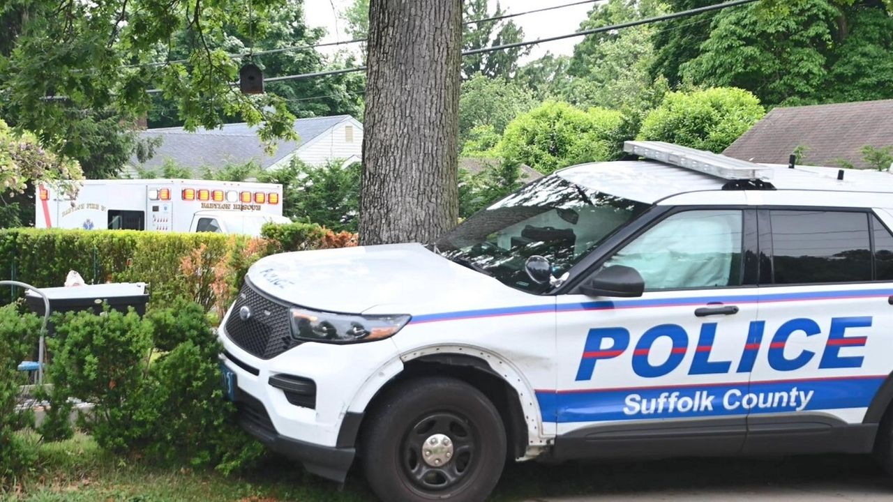 2 Suffolk police officers, on their way to call, hurt in Babylon crash ...