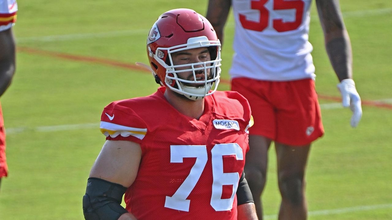 Laurent Duvernay-Tardif hints at a NY Jets return in 2022