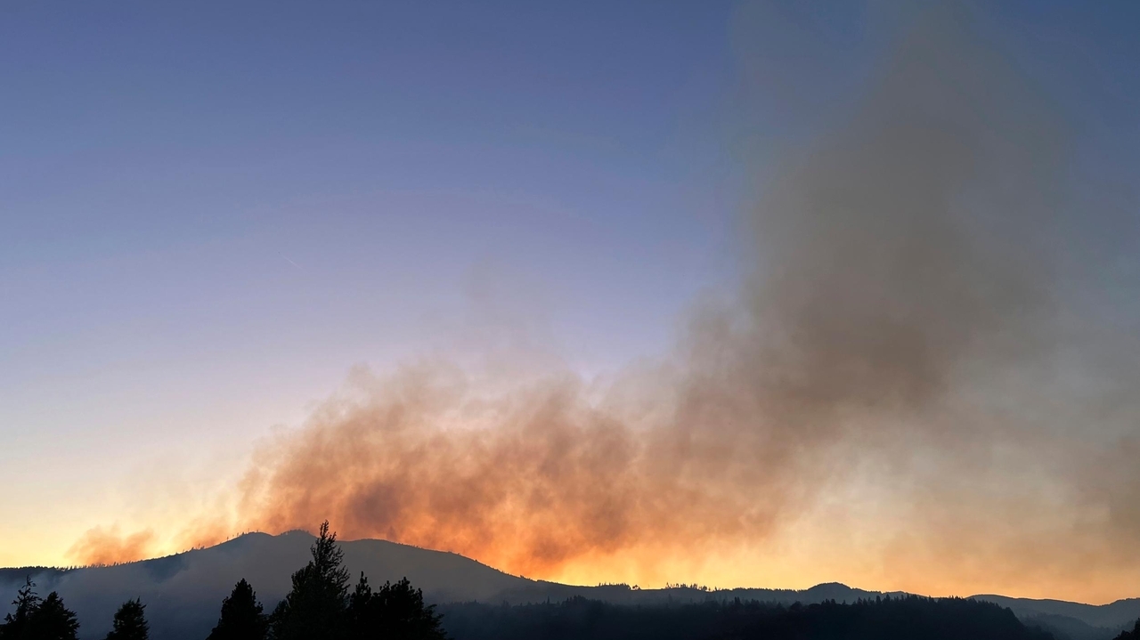 Help arrives to battle wildfire in Washington state near Columbia River Gorge - Vimarsana News