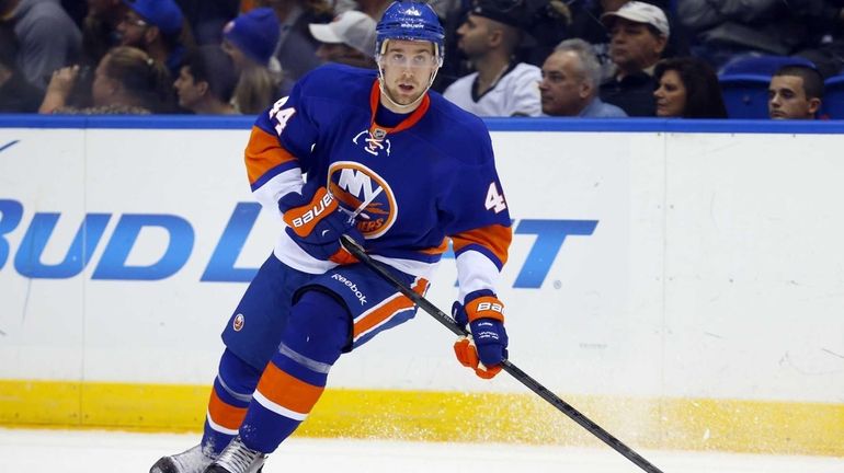 Calvin de Haan controls the puck against the Penguins. (Dec....