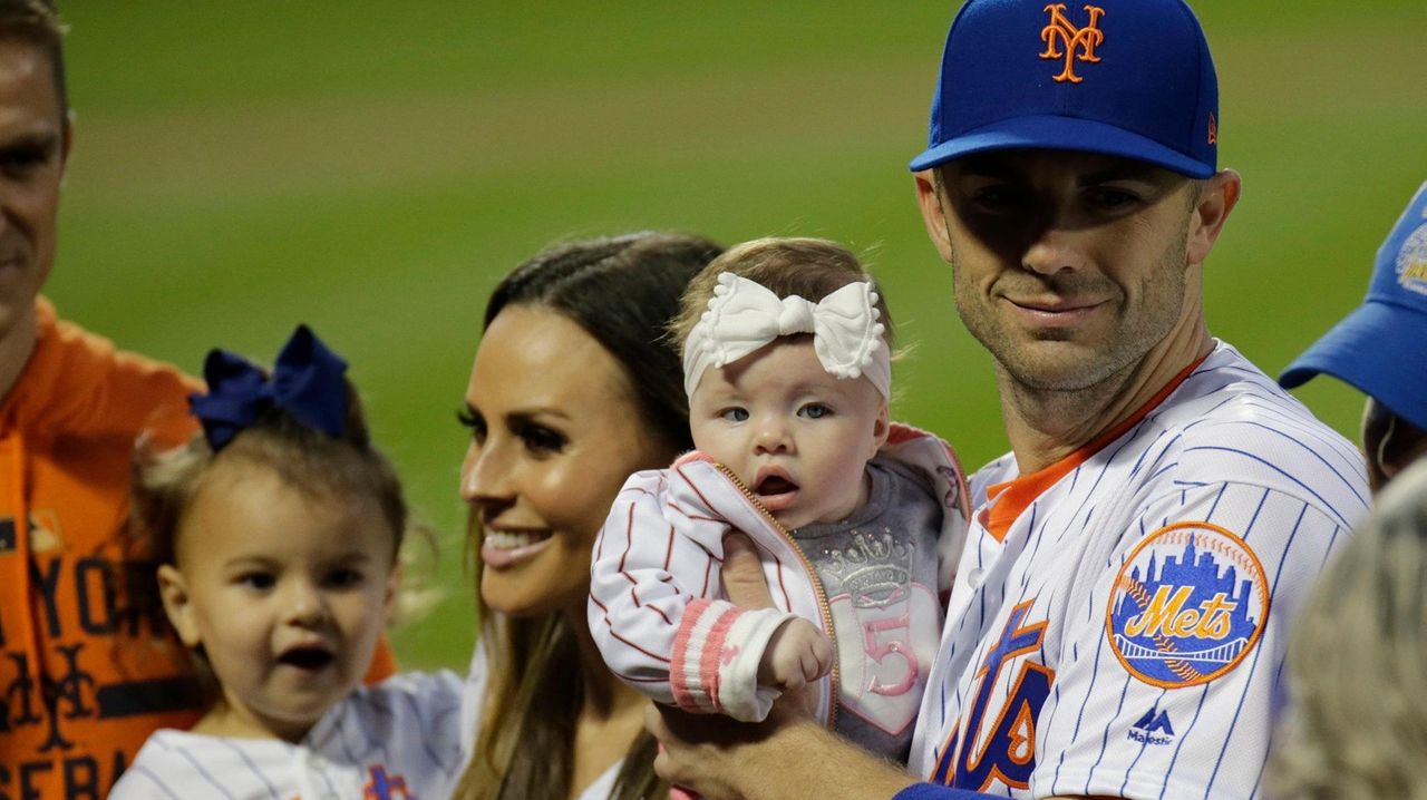 New York Mets David Wright (5) trots around the bases after