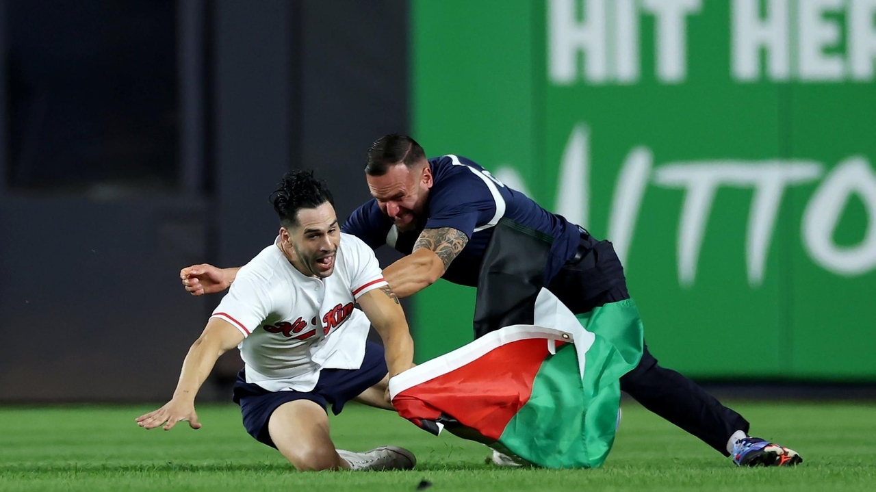 Fan runs onto Yankee Stadium field waving Palestinian flag at 9:11 p.m. on 9/11 anniversary
